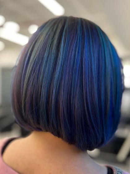 A mesmerizing fusion of teal and purple on a sharp bob haircut. The harmonious blend of these two cool tones creates a visual feast that is both refreshing and captivating.