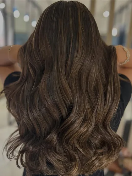A beautiful cool-tone highlight blend that marks a transformation from warmer colors. The result is a fresh, modern, and seasonally perfect look.