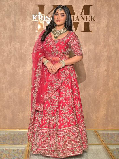 A complete bridal look featuring a heavy, gold-plated Kundan necklace, haath phool, and maang tikka, all available for rent.