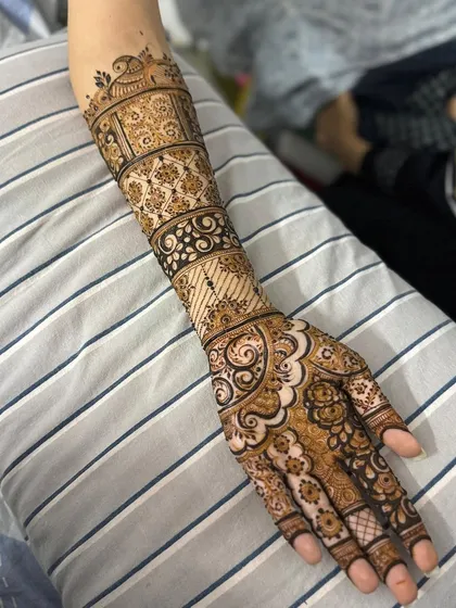 A slightly different angle of the banded bridal henna, showing the detail in the palm and the flow of the design.
