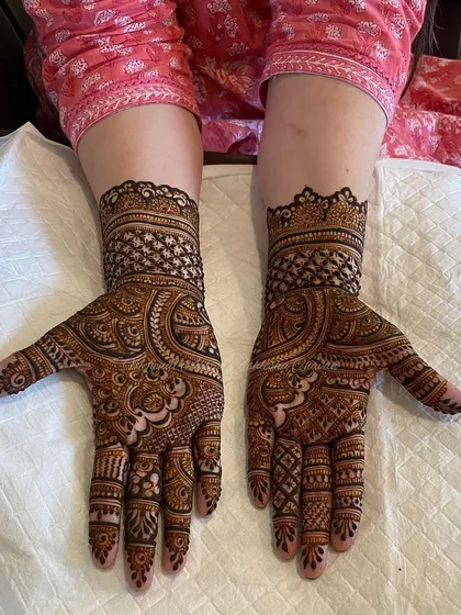 A classic Indian mehendi design with dense, intricate patterns. This style is perfect for brides or for major festivals and celebrations.