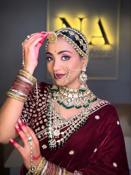 This is the royal bride look I love to create. It’s all about timeless elegance, with bold eyes, rich lip color, and perfectly placed jewellery. I ensure every element, from the matha patti to the intricate details of the makeup, comes together to make you feel like a queen.
