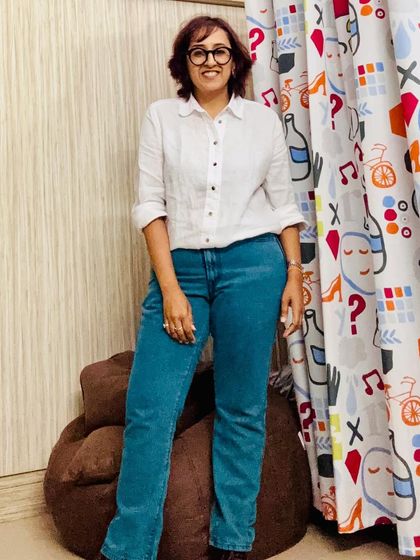 The full classic white shirt and jeans look.