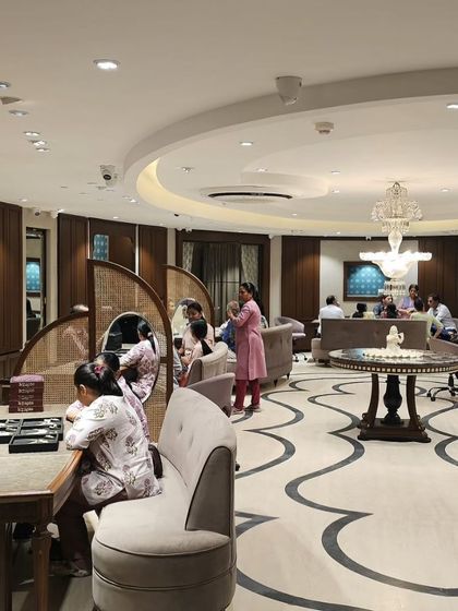 The space at KR Sons is designed to be cocoon-like and inward-looking, ideal for reflective purchasing. A large, sweeping oval gesture in the floor plan conceals structural columns and creates a unified, continuous flow.