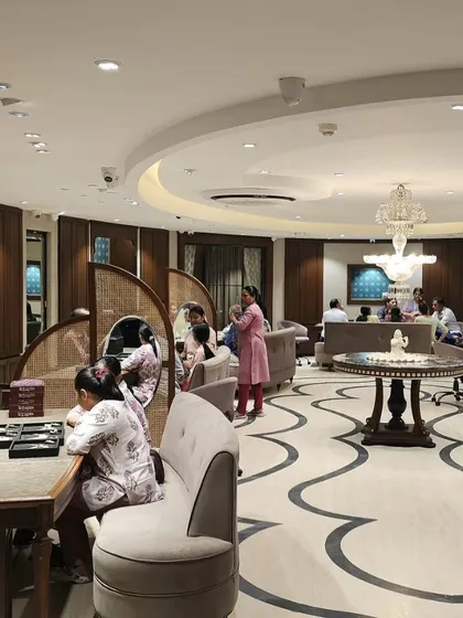 The space at KR Sons is designed to be cocoon-like and inward-looking, ideal for reflective purchasing. A large, sweeping oval gesture in the floor plan conceals structural columns and creates a unified, continuous flow.