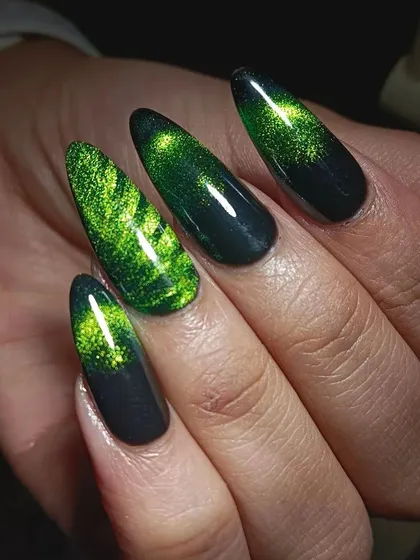 A close up on these fierce green cat-eye nails. The sharp almond shape and intense magnetic effect make this look so powerful.