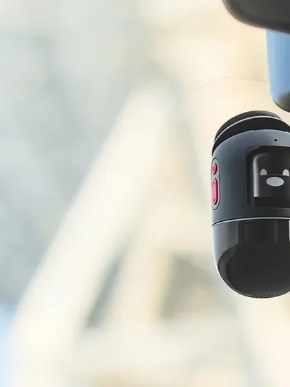 We believe in clean and professional installations. This image showcases how a rear camera can be mounted discreetly on the windshield, providing an unobstructed view for the driver while effectively recording activity behind the car.