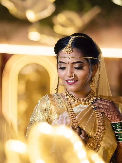 This artistic shot highlights the warm glow of the antique finish on the nakshi jewellery. It’s these small details that make the pieces look so rich and authentic in your wedding photos.