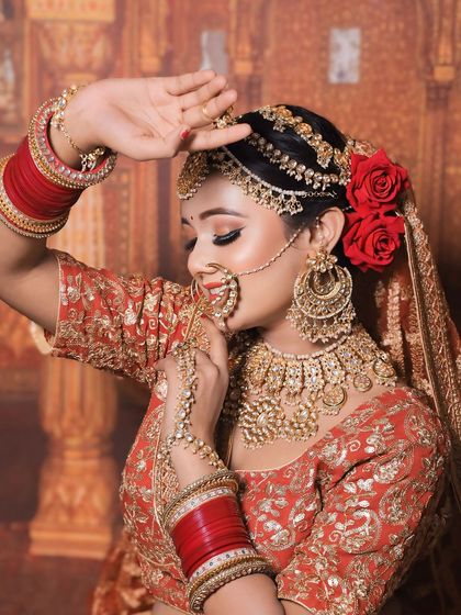 A graceful pose highlighting the matha patti and hathphool of this stunning golden bridal set.