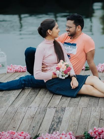 A sweet and casual moment on a wooden dock decorated with flowers. This relaxed setting is perfect for capturing natural interactions.