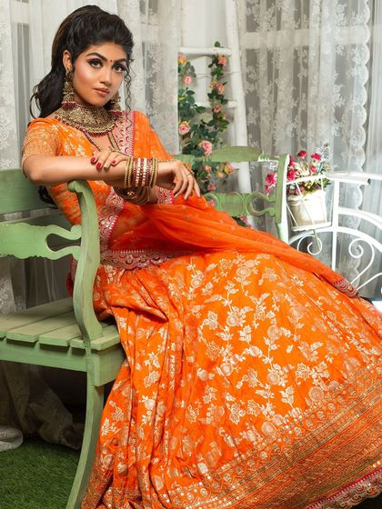 A closer look at the smokey eye bridal makeup. I focus on blending techniques to create depth and intensity, ensuring the eyes are the main focus of the portrait.