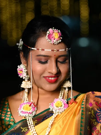 A close-up of the bride's floral mundavalya and maang tika. These traditional Maharashtrian wedding accessories are handcrafted by me to bring an authentic touch to your ceremony.