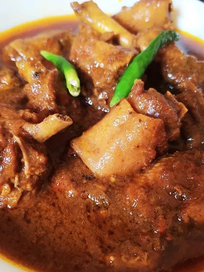 To celebrate Christmas, we enjoyed this fatty duck curry in the balmy winter sun. Nothing tastes as lip-smacking or luscious as duck during this time of the year.