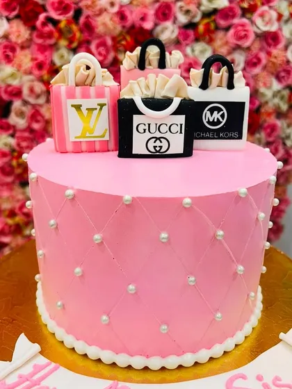 For the fashion lover, this cake features meticulously crafted, edible shopping bags from luxury brands like Gucci, Louis Vuitton, and Michael Kors. The quilted pink design and pearl details add a touch of glamour.