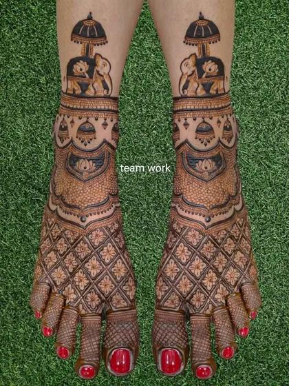 Bridal feet deserve just as much love. This design features full coverage with intricate jaal work and traditional elephant motifs under a royal umbrella, ensuring every detail of your bridal look is perfect.