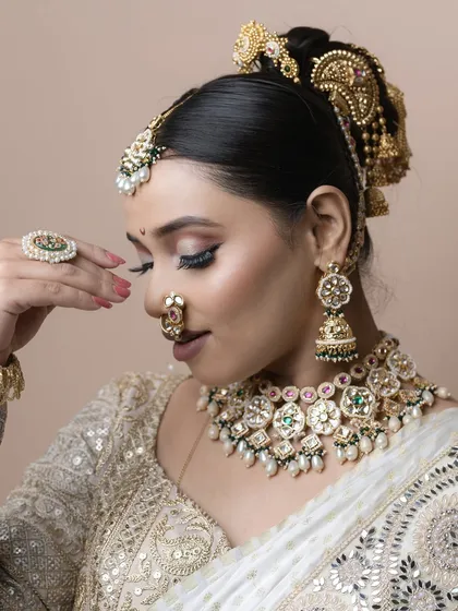 Another angle highlighting the beautiful hair accessories and the flawless makeup application. We teach how to create a complete, harmonious look.
