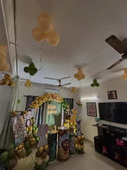 A full room view of a Jungle theme decoration at home, showing how I can transform any space with backdrops and ceiling balloons.