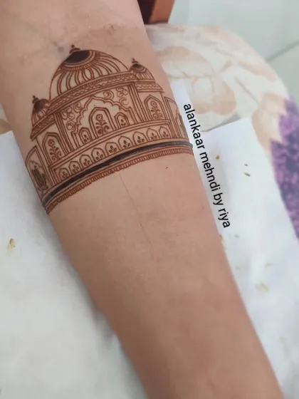 The first layer of henna is applied, starting to fill in the details of the palace dome.