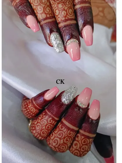 A beautiful pink ombré set for a bride. The gradient fades into a soft natural pink, with one silver glitter accent nail and a rhinestone border for extra glamour.