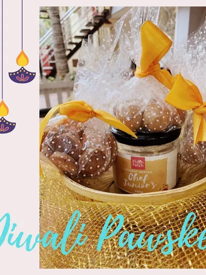 A closer look at the treats inside our Diwali Pawsket. It includes our natural peanut butter, crunchy cookies, and oat-based 'Goofball' treats, all ready for gifting.
