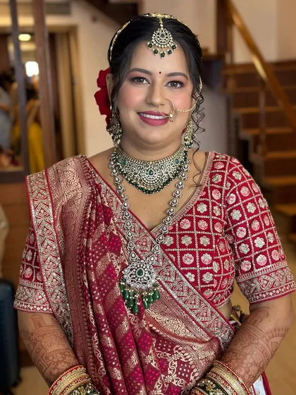 A smiling bride, happy and confident in her complete Gujarati bridal look.