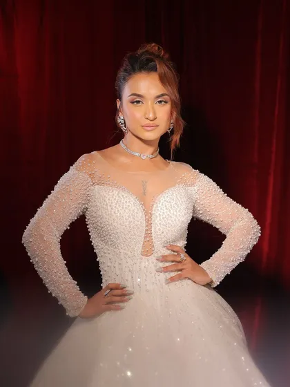 Posing with confidence, this bride owns her look. The soft glam makeup ensures she is the center of attention in the most elegant way.