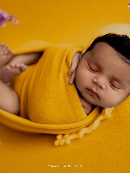 Mango season is here. This bright and cheerful yellow setup is perfect for a summer baby, with a matching bonnet and floral details.