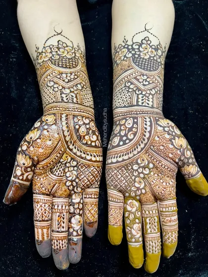 A full view of the Indo-Arabic design, showing the beautiful contrast created by the use of negative space and detailed shading.