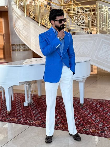 The sharp cut and lightweight fabric make this blue blazer a comfortable and stylish choice.