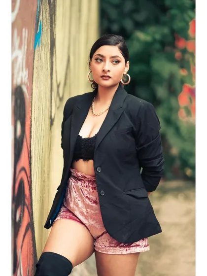A different pose from the graffiti wall shoot, showing how we can use the same location to capture different moods. The look away from the camera adds a bit of attitude.