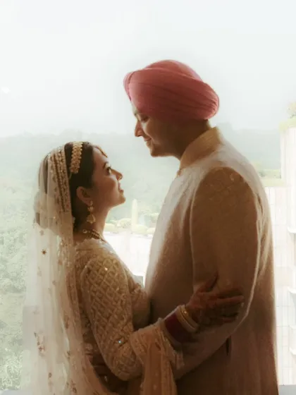 A beautiful silhouette of Keerat and Pratyush against a window during their Anand Karaj ceremony. This intimate portrait captures their connection as they begin their life together.