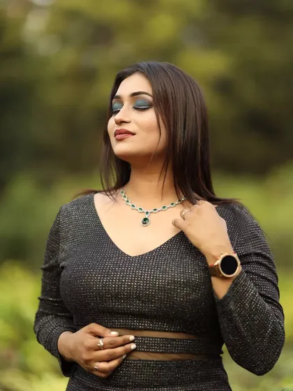 For those who love a little drama, this look is all about a bold, smokey eye. It’s a perfect example of an evening glam style, ideal for parties and special events where you want your makeup to make a statement.