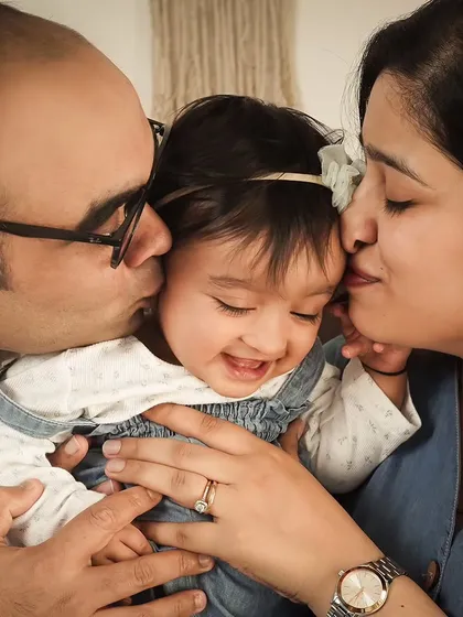 A shower of kisses for their little one. These are the tender, fleeting moments that we aim to freeze in time for you.