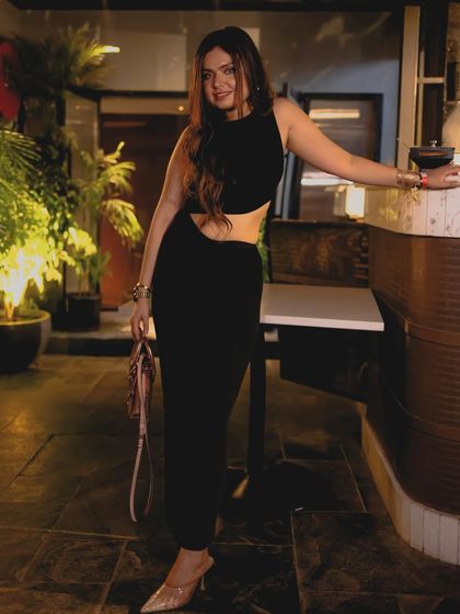 A final look at this head-turning black dress, perfect for a party or a special date night.