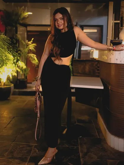 A final look at this head-turning black dress, perfect for a party or a special date night.