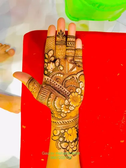 A lovely floral and paisley pattern. This style of mehandi is versatile and suits any occasion, from a family get-together to a large wedding party.