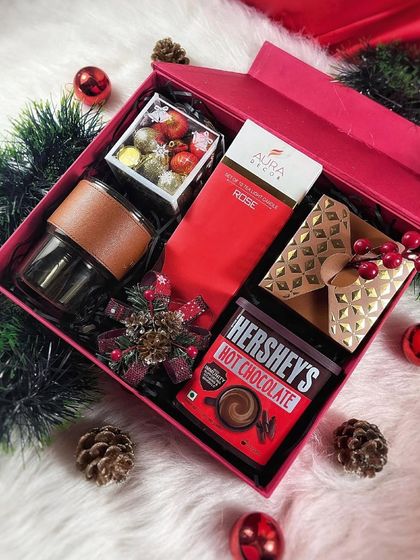 Our "Holiday Cheer" gift box is completely gender-neutral, making it perfect for client gifting, virtual events, or employee appreciation during Christmas and New Year.