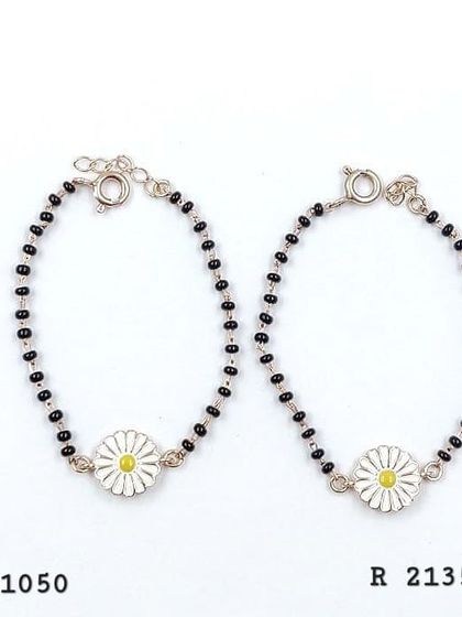 These cute 92.5 silver black bead anklets feature a lovely daisy charm with white and yellow enamel. They are perfect for a casual, bohemian look.