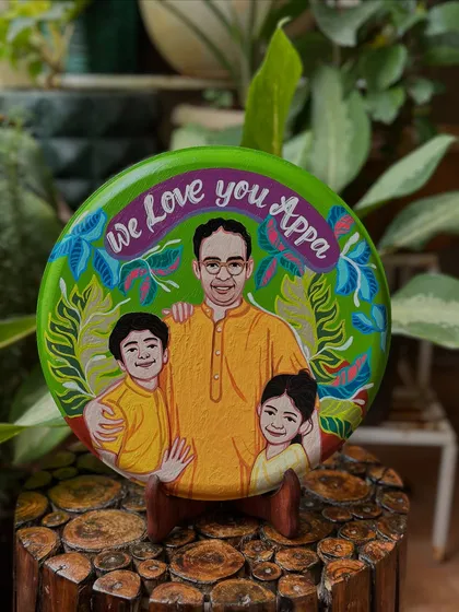 "We Love you Appa." A heartfelt Father's Day gift, this decorative plate features a father with his two children, surrounded by a lush, tropical design.