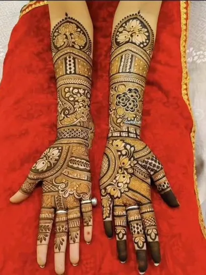 This design is a perfect example of fusion art, with traditional heart-shaped motifs at the top and modern, spaced-out patterns on the palms.