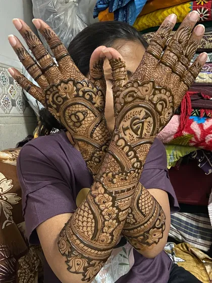 A full-coverage engagement design with interlocking hearts and initials. This style is for the bride who wants a grand look for her engagement ceremony.