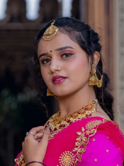 A student from Probatch 28 created this vibrant pink half-saree look for their portfolio.