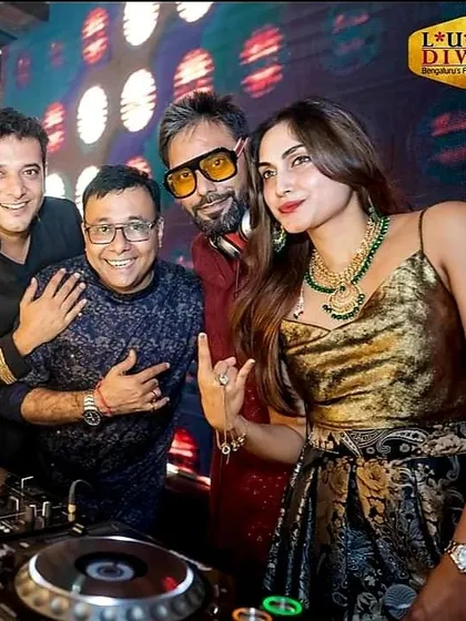 A throwback to the 2019 Luru Diwali at Pebble. Capturing moments with the crew and our host behind the decks is part of the fun.