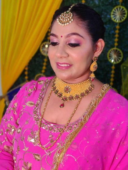 My client Tanveer looked gorgeous for her Lohri celebration in this hot pink suit. I created a monochromatic pink makeup look to match her outfit perfectly.