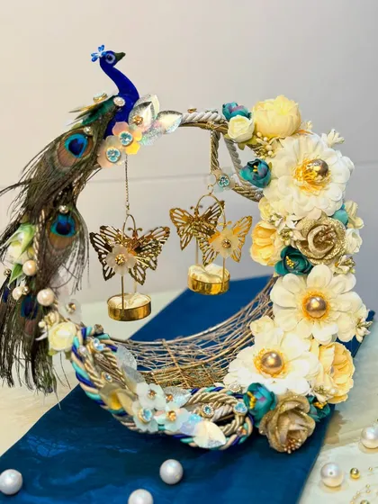 This version of our peacock ring platter combines the elegance of white and gold flowers with the natural beauty of peacock feathers. The golden butterfly ring holders add a delicate and charming touch.
