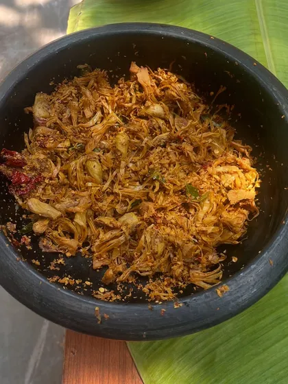 Jackfruit Thoran served in a traditional manchatti, or clay pot. This method of cooking and serving enhances the earthy flavours of the dish, connecting it to its rustic origins.