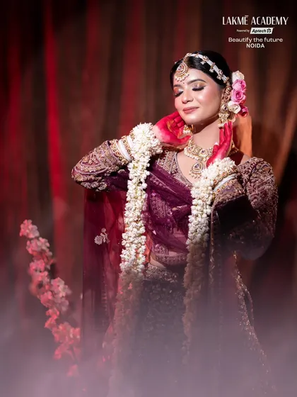 This image captures a soft, dreamy contemporary bridal look. We focus on teaching blended eyeshadow, glowing skin, and how to use floral accessories to complete the romantic aesthetic.