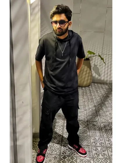 A full look at one of my casual outfits. My approach to coaching is just as relaxed and modern as my style.