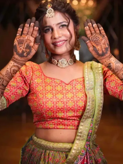 This happy bride is all dressed up for her mehandi ceremony, showing off her full-arm designs.