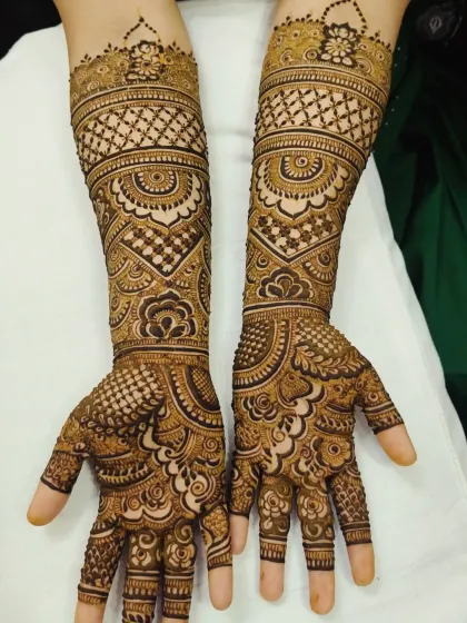 A classic and elegant bridal design featuring beautiful architectural-inspired arches, delicate netting, and traditional mandala patterns on the palms.